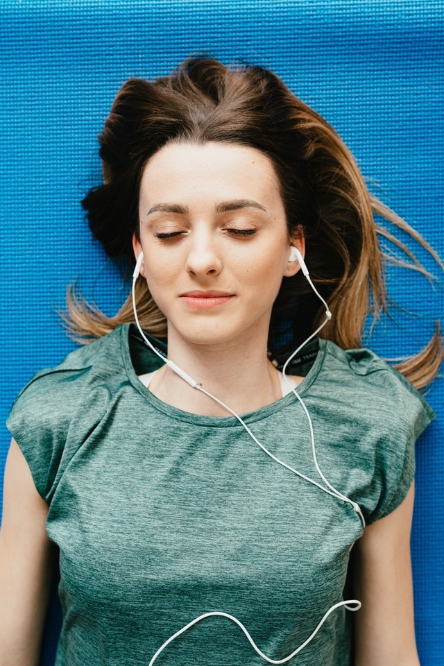 femme méditant avec de la musique